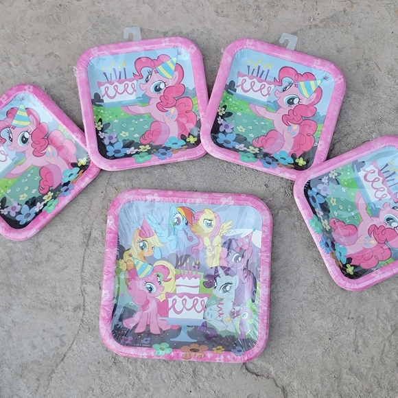 MY LITTLE PONY BUNDLE,MY LITTL PONY PLATES,FANTASTIC FLUTTERS PONY TOY & POMPOMS - Picture 6 of 16